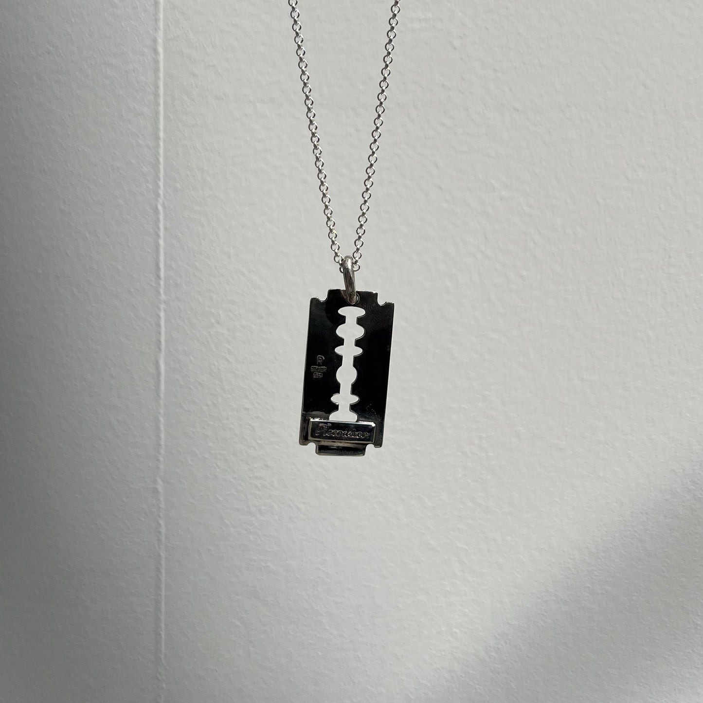 Razor with Label Pendant