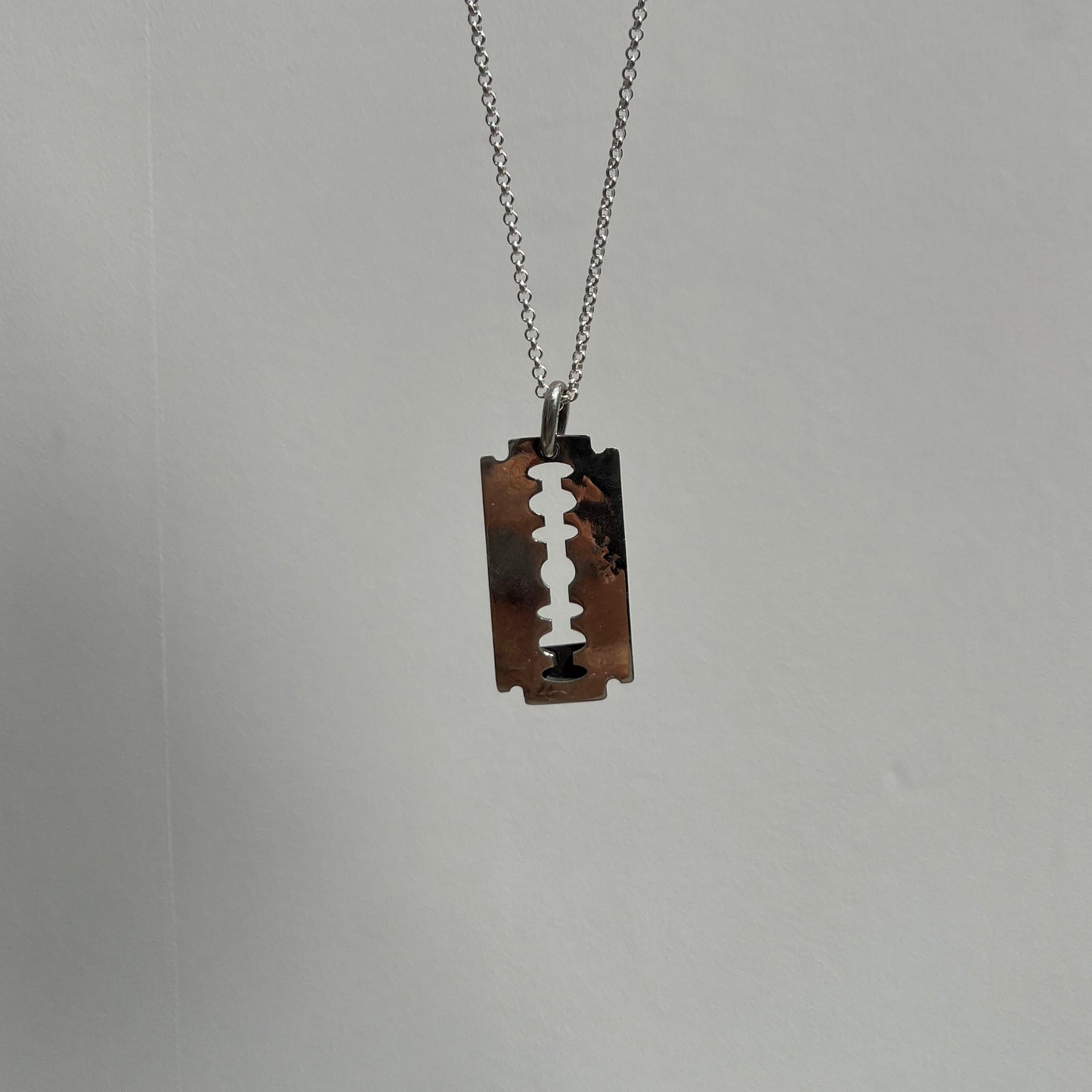 Razor with Label Pendant